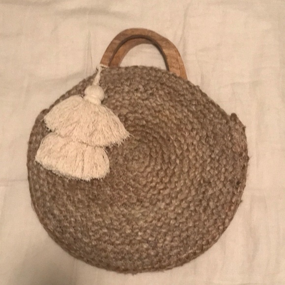 Zara Handbags - ZARA Raffia bag. New without tags. I own two! Zara Handbags - ZARA Raffia bag. New without tags. I own two!